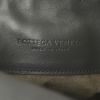 Sac bandoulière Bottega Veneta en cuir tressé gris anthracite - Detail D4 thumbnail