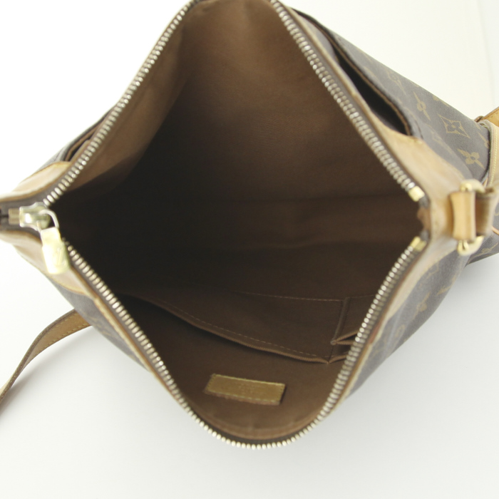 Bolso bandolera Louis Vuitton Odeon en lona Monogram y cuero natural - Detail D2