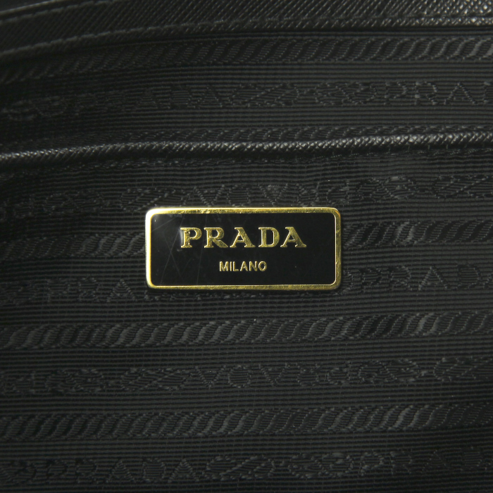 Bolso de mano Prada en cuero saffiano negro - Detail D3
