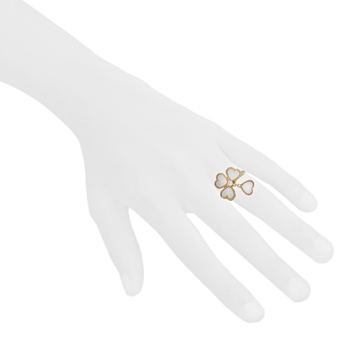 Bague mobile Van Cleef & Arpels Sweet Alhambra Effeuillage en or jaune,  nacre blanche et diamant - Detail D1