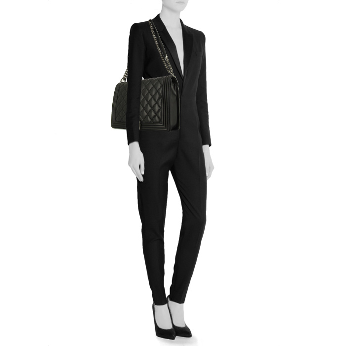 Chanel Boy large model shoulder bag in black quilted leather - Detail D1