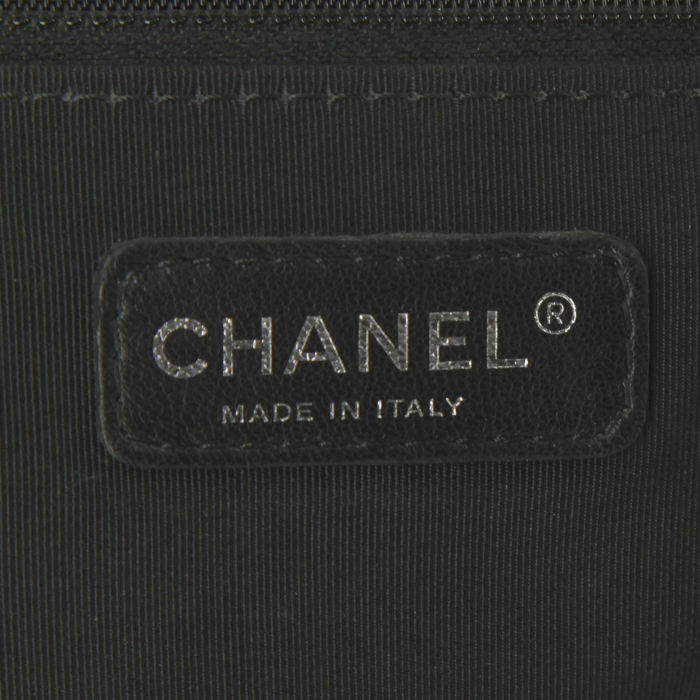 Bolso bandolera Chanel Boy modelo grande en cuero acolchado negro - Detail D4