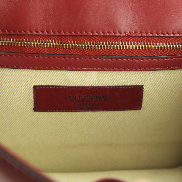 Sac bandoulière Valentino Garavani en cuir rouge-brique - Detail D4
