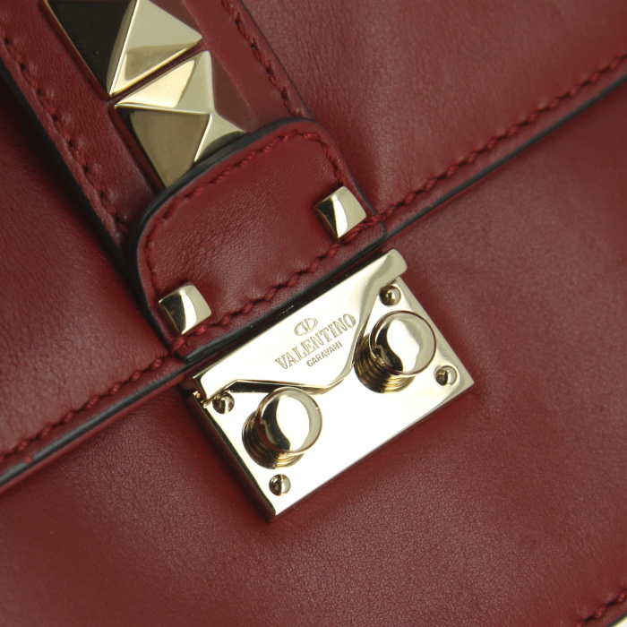Valentino Garavani shoulder bag in brick red leather - Detail D5