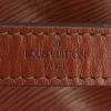 Sac cabas Louis Vuitton petit Noé petit modèle en cuir épi marron-caramel - Detail D3 thumbnail