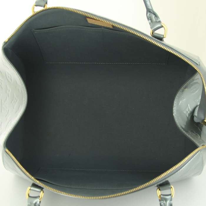 Sac à main Louis Vuitton en cuir vernis monogram bleu - Detail D2