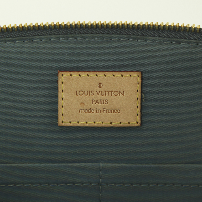 Sac à main Louis Vuitton en cuir vernis monogram bleu - Detail D3