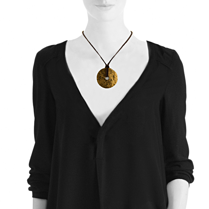 Dinh Van Pi Chinois large model pendant in 24 carats yellow gold - Detail D1