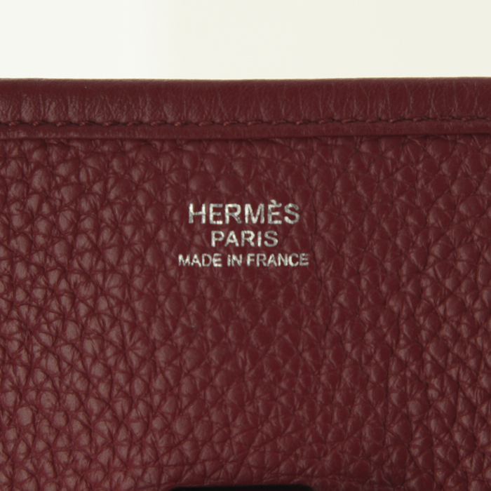 Sac bandoulière Hermes Evelyne en cuir togo rose-framboise - Detail D3