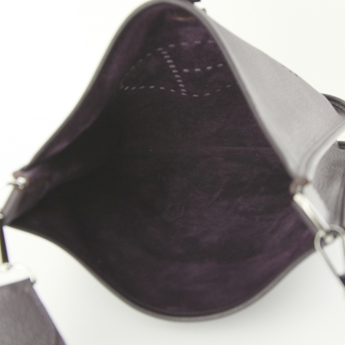 Hermes Evelyne medium model shoulder bag in purple grained leather - Detail D2