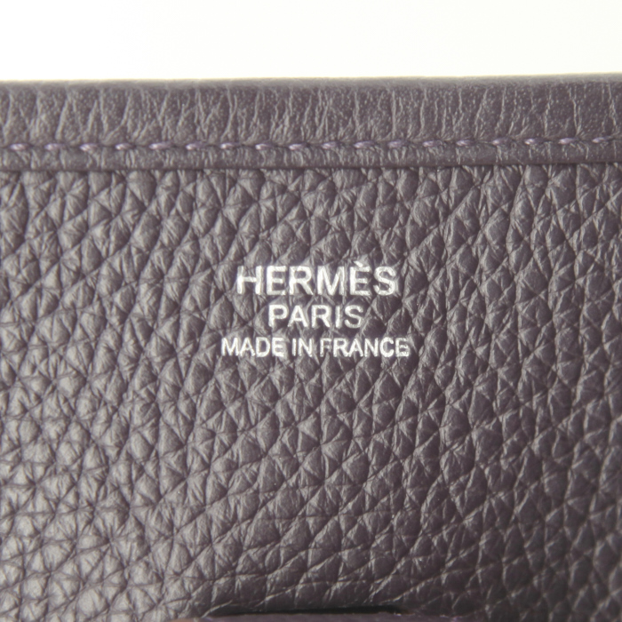 Bolso bandolera Hermes Evelyne modelo mediano en cuero granulado morado - Detail D3