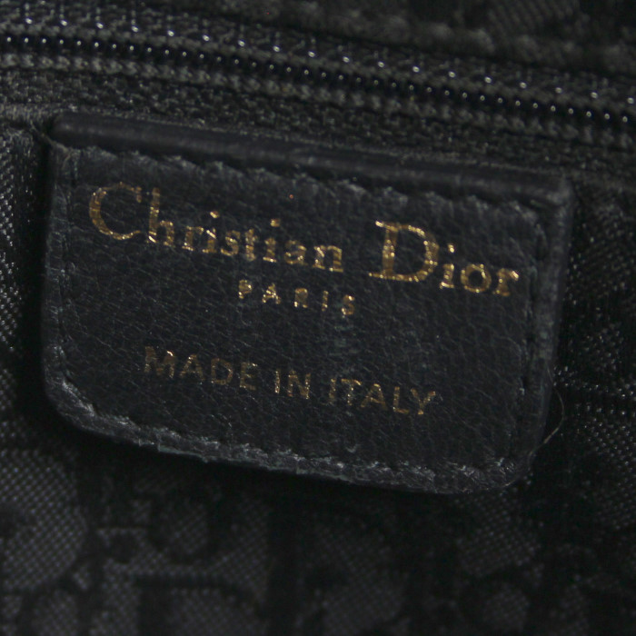 Sac à main Dior Lady Dior grand modèle en cuir vernis matelassé noir - Detail D4