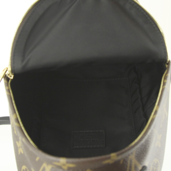 Sac à dos Louis Vuitton en toile monogram marron et cuir noir - Detail D2