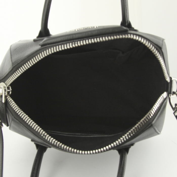 Bolso de mano Givenchy Antigona en cuero granulado negro - Detail D3