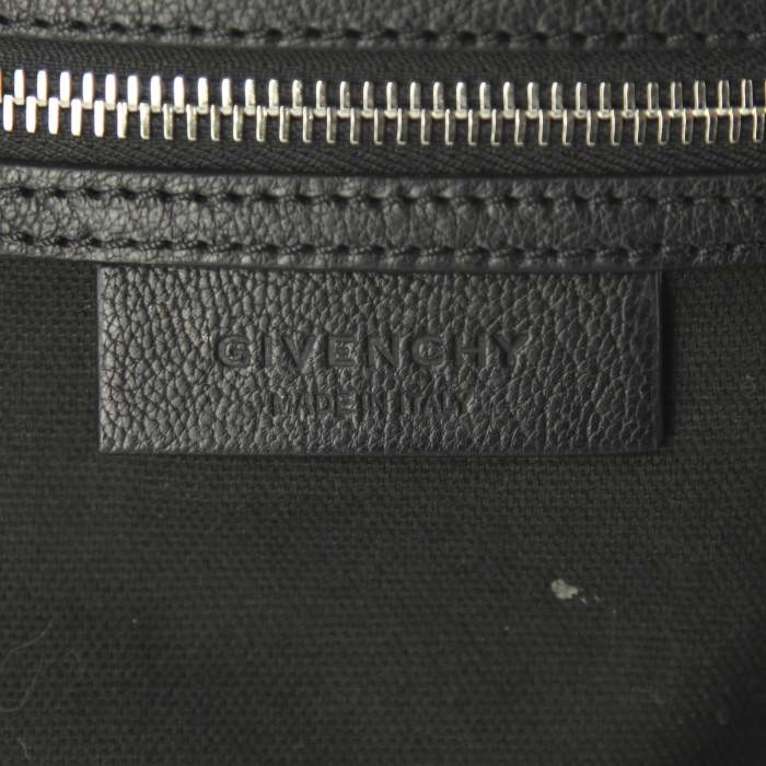 Bolso de mano Givenchy Antigona en cuero granulado negro - Detail D4