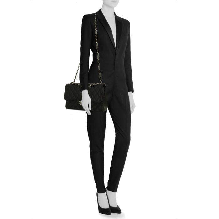 Chanel Timeless jumbo handbag in black quilted grained leather - Detail D2