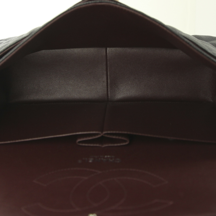 Sac à main Chanel Timeless jumbo en cuir grainé matelassé noir - Detail D3