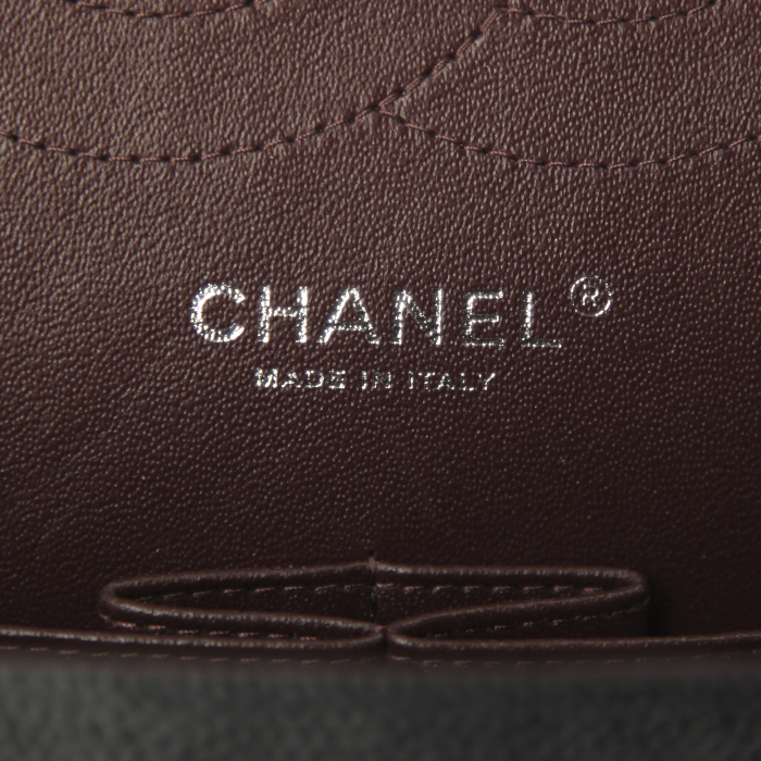 Bolso de mano Chanel Timeless jumbo en cuero granulado acolchado negro - Detail D4