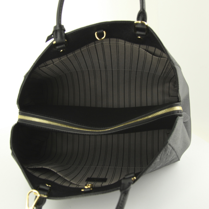 Sac à main Louis Vuitton Montaigne grand modèle en cuir monogram empreinte noir - Detail D3