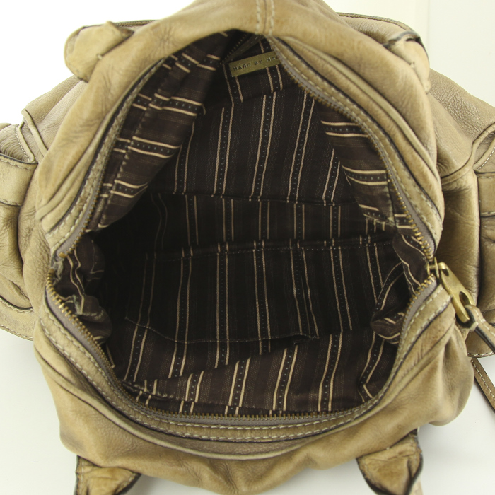 Bolso de mano Marc Jacobs en cuero granulado beige - Detail D2