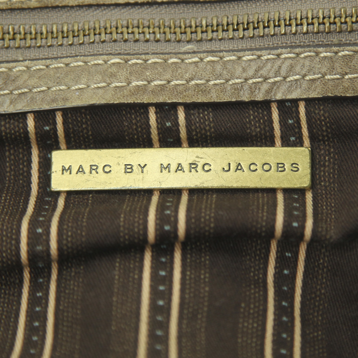 Bolso de mano Marc Jacobs en cuero granulado beige - Detail D3