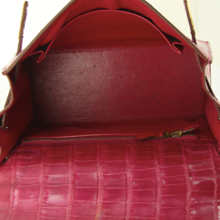 HERMES  Kelly 20 cm en cuir rose avec anse, tirette clochette BE traces d'eau à l'avant gauche du sac traces de stylos sous rabat intérieur marqué (usures) marques de décoloration face avant/arrière  - Detail D3