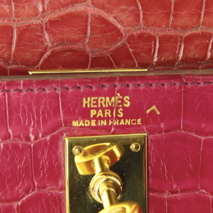 HERMES  Kelly 20 cm en cuir rose avec anse, tirette clochette BE traces d'eau à l'avant gauche du sac traces de stylos sous rabat intérieur marqué (usures) marques de décoloration face avant/arrière  - Detail D4