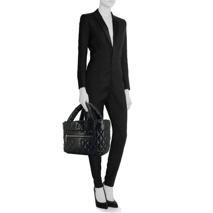 Chanel Coco Cocoon handbag in black quilted canvas - Detail D1