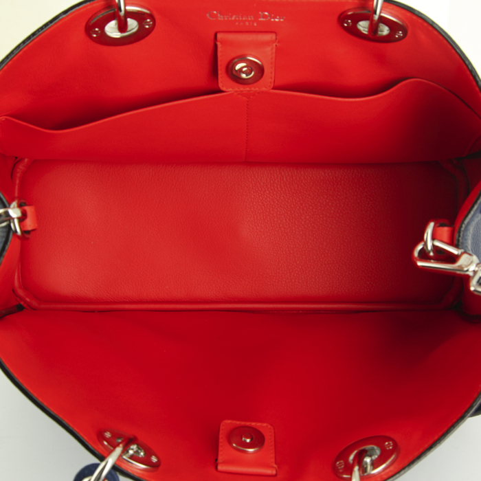 Dior Diorissimo shoulder bag in navy blue grained leather - Detail D4