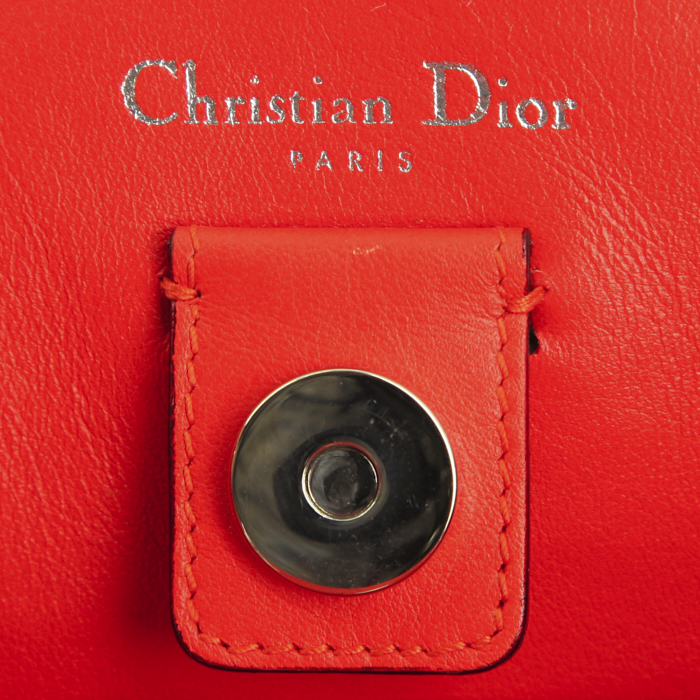 Sac bandoulière Dior Diorissimo en cuir grainé bleu-marine - Detail D5