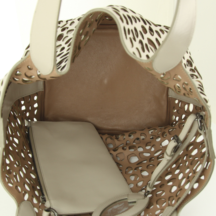 Alaia shopping bag in rosy beige leather - Detail D3