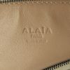 Sac cabas Alaia en cuir beige-rosé - Detail D4 thumbnail