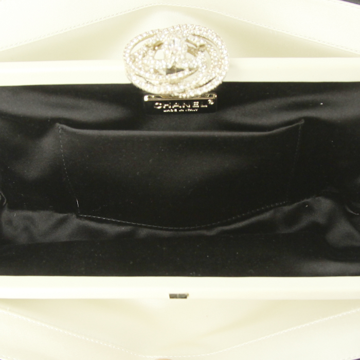 Pochette Chanel en satin noir - Detail D2