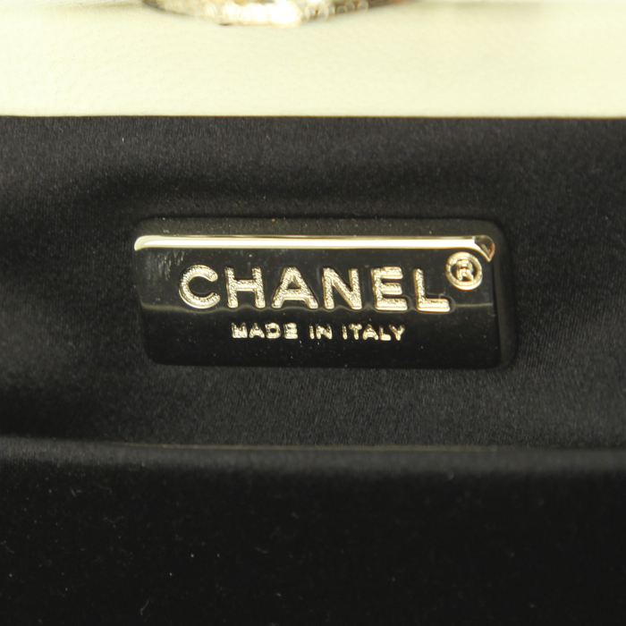 Pochette Chanel en satin noir - Detail D3