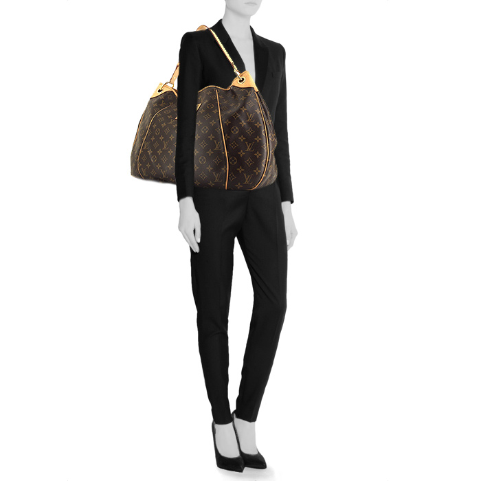 Louis Vuitton Galliera large model handbag in monogram canvas and natural leather - Detail D1