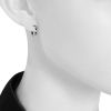 Paire de boucles d'oreilles Chaumet Class One en or blanc,  diamants et caoutchouc - Detail D1 thumbnail
