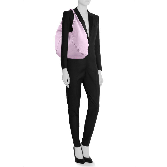 Sac porté épaule ou main Bottega Veneta en cuir grainé violet-lilas - Detail D1