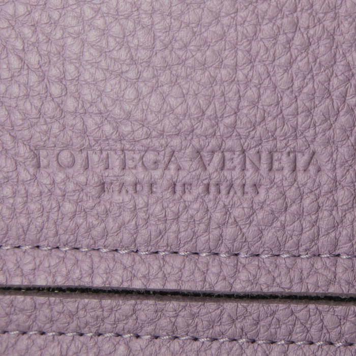 Sac porté épaule ou main Bottega Veneta en cuir grainé violet-lilas - Detail D3