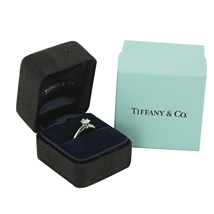 Anello solitario Tiffany 
Co in platino e diamante - Detail D2