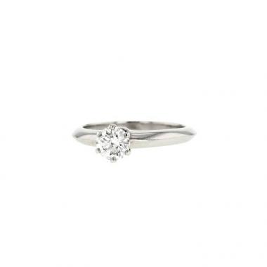 Sortija solitaria Tiffany & Co en platino y diamante