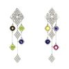 Paire de pendants d'oreilles articulée Chanel Matelassé en or blanc,  diamants et saphirs, en péridot vert et en saphirs roses - 00pp thumbnail