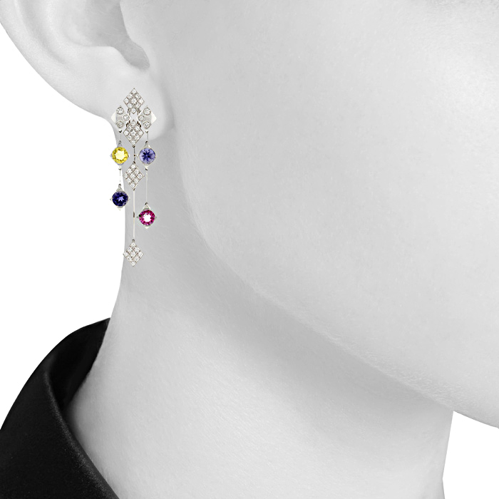 Paire de pendants d'oreilles articulée Chanel Matelassé en or blanc,  diamants et saphirs, en péridot vert et en saphirs roses