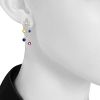 Paire de pendants d'oreilles articulée Chanel Matelassé en or blanc,  diamants et saphirs, en péridot vert et en saphirs roses - Detail D1 thumbnail