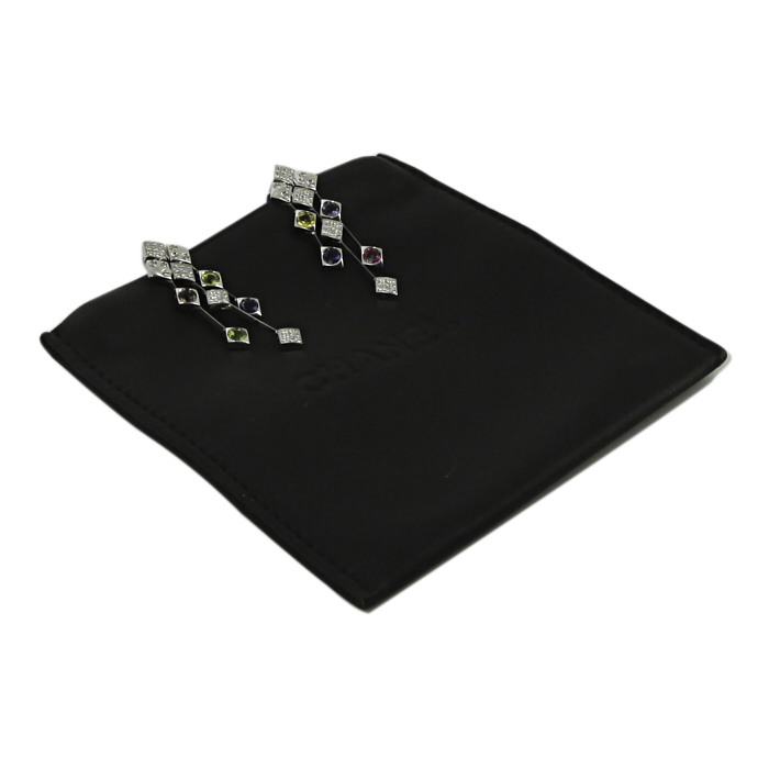 Paire de pendants d'oreilles articulée Chanel Matelassé en or blanc,  diamants et saphirs, en péridot vert et en saphirs roses - Detail D2