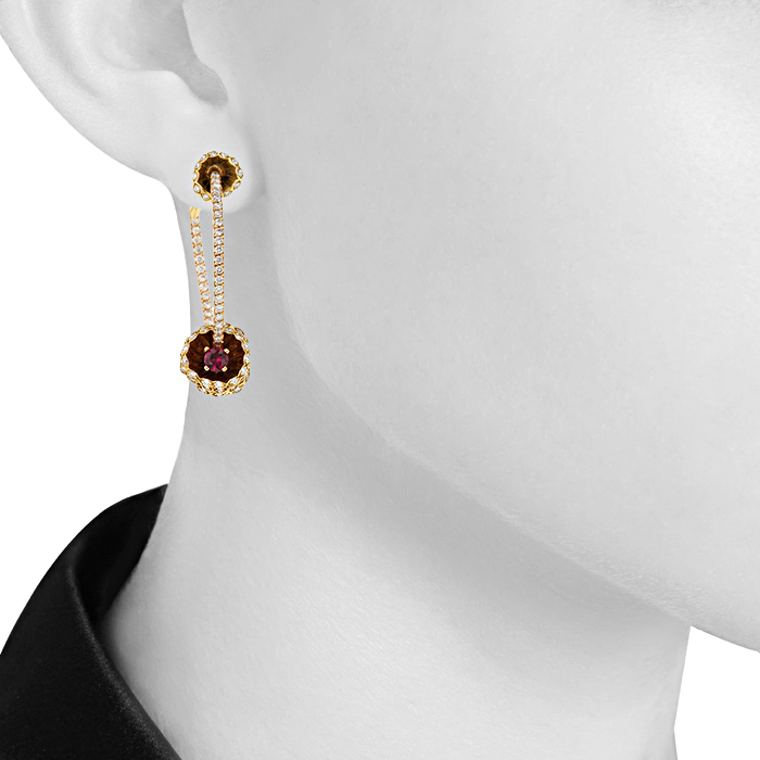 Paire de boucles d'oreilles Boucheron Exquises confidences en or jaune,  diamants et rubis