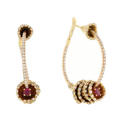 Paire de boucles d'oreilles Boucheron Exquises confidences en or jaune,  diamants et rubis