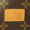 Besace Louis Vuitton Saumur grand modèle en toile monogram enduite et cuir naturel - Detail D4 thumbnail