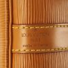 Bolso de mano Louis Vuitton petit Noé en cuero Epi color oro - Detail D3 thumbnail