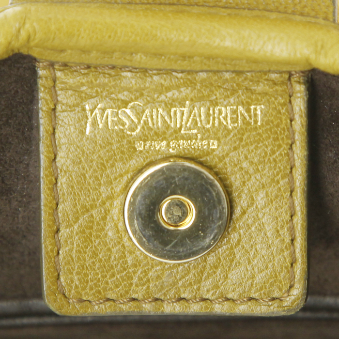 Sac porté épaule ou main Yves Saint Laurent Saint-Tropez grand modèle en daim beige-sable et vinyle blanc-cassé - Detail D3