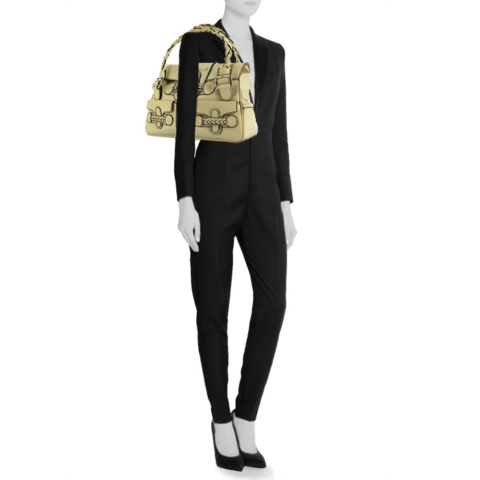 Valentino Garavani handbag in off-white patent leather - Detail D1